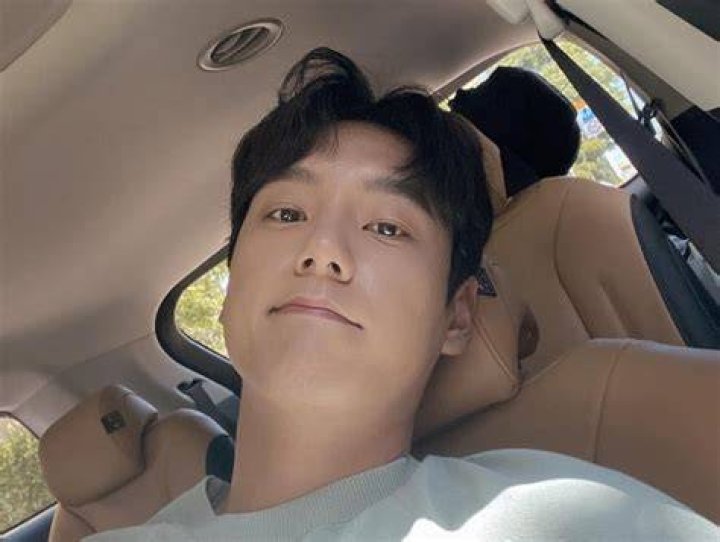 Kwak Si-yang taking a gym mirror selfie in December 2021