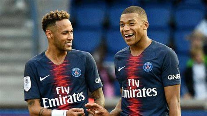 Kylian Mbappé with Neymar Jr. in November 2017