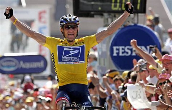 Lance Armstrong in a cycling race in 2002