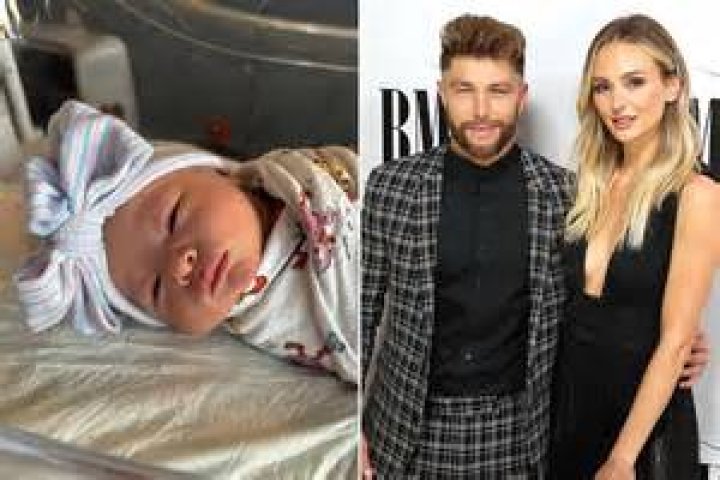 Lauren Bushnell loving her baby bump in January 2021