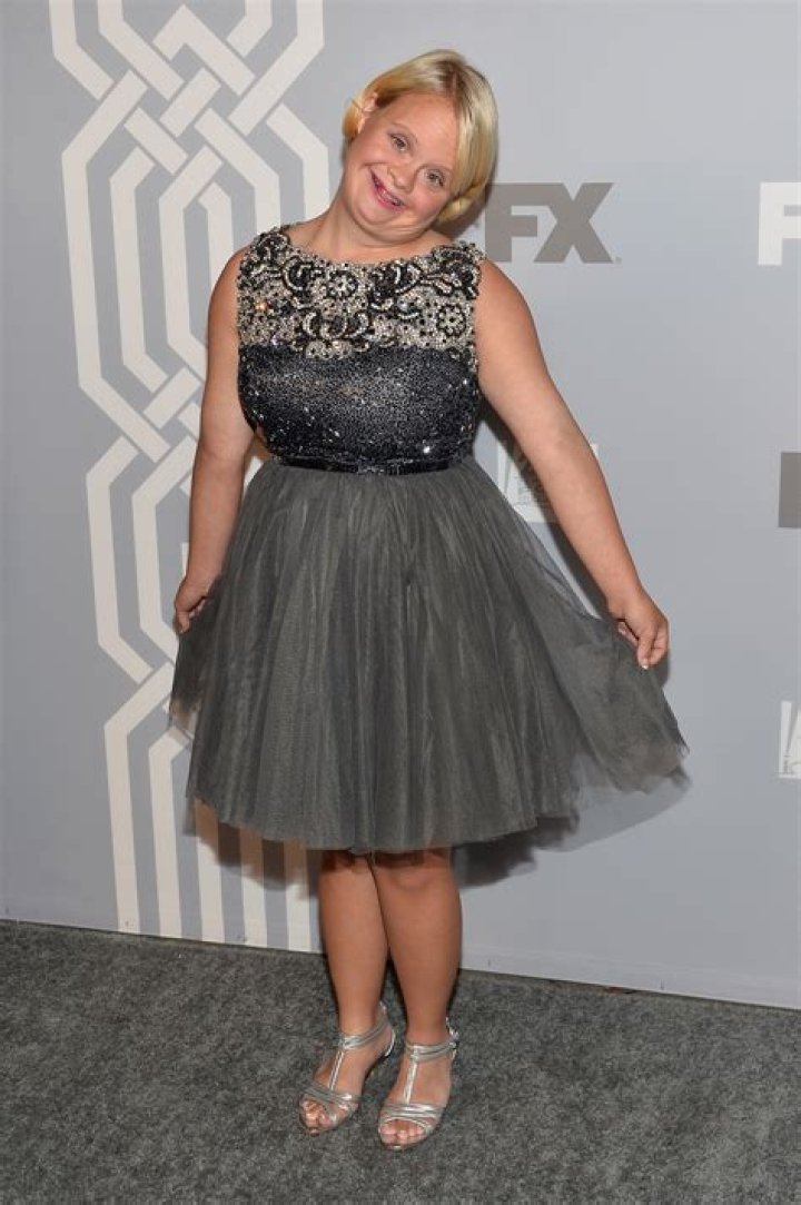 Lauren Potter posing for the camera while wearing a mask in September 2020