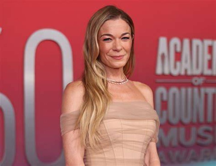 LeAnn Rimes eating a sandwich