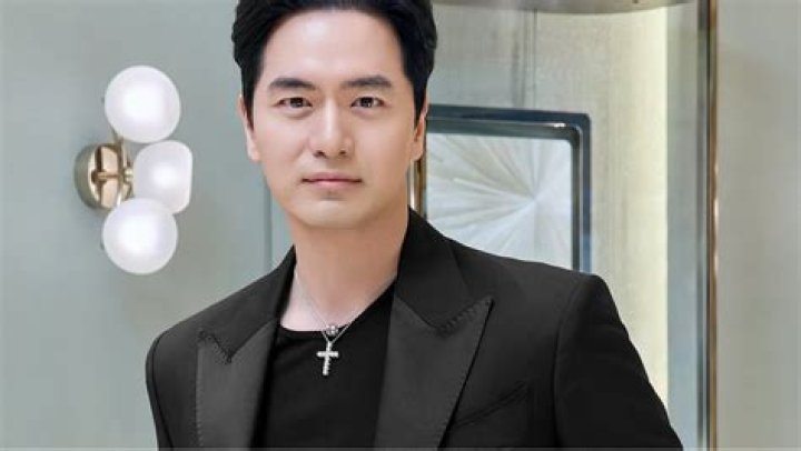 Lee Jin as seen in a picture taken while holding a tray full of scrumptious cookies in January 2020