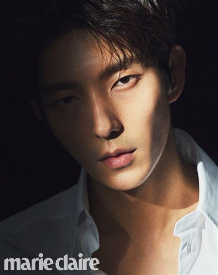 Lee Joon-gi clicking a mirror selfie in April 2020