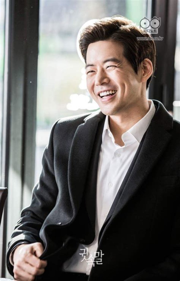 Lee Sang-yoon (Left) as seen while posing for a picture alongside Chan Sung Jung aka 'The Korean Zombie' in December 2019