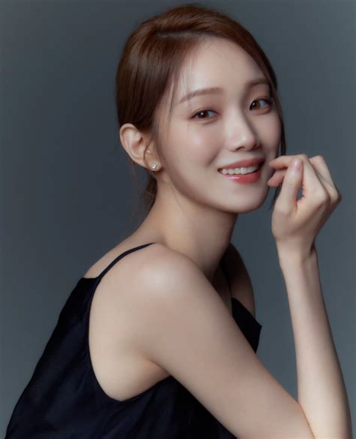 Lee Sung-kyung in a selfie in April 2017