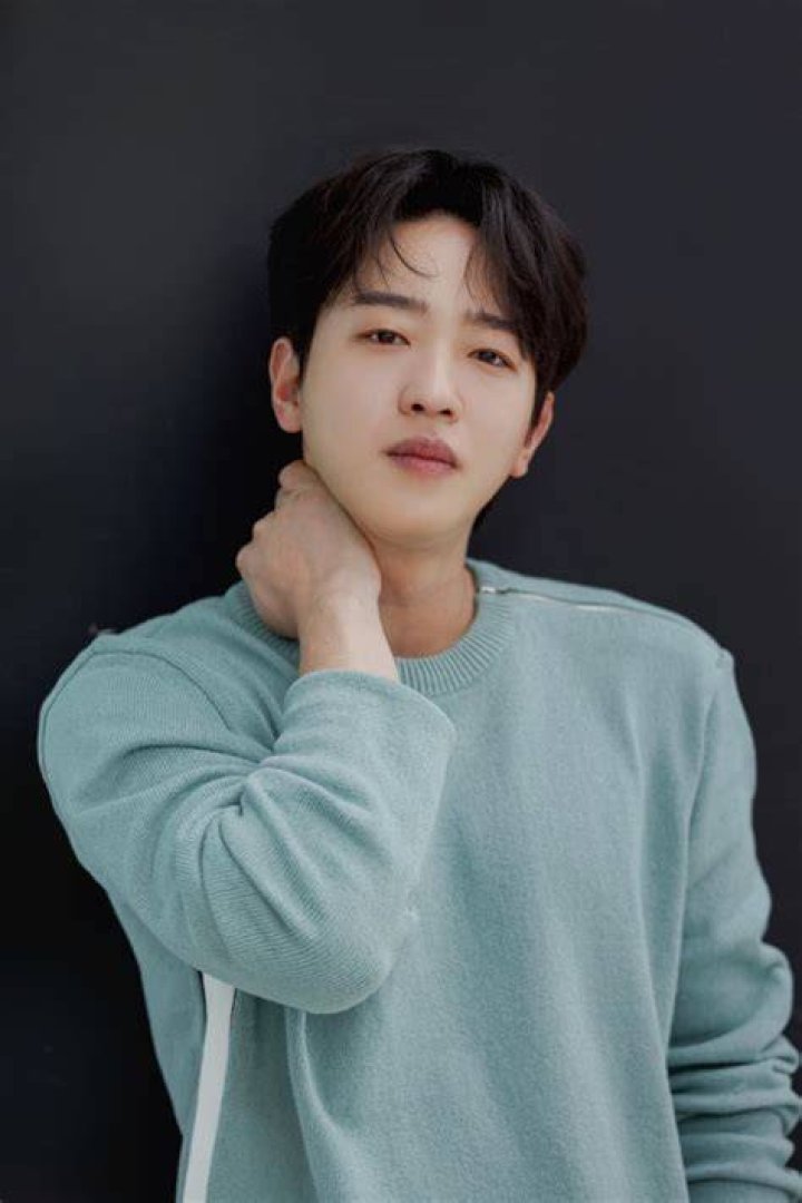 Lee Tae-sun posing shirtless for a picture while enjoying his time at a beach in 2019