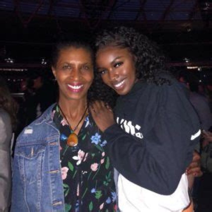 Leomie Anderson with her mother in June 2018