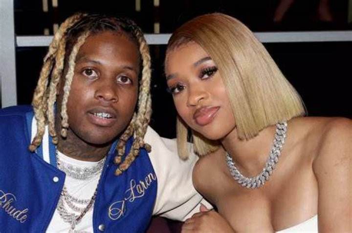 Lil Durk and India Royale in a bathroom selfie in December 2017