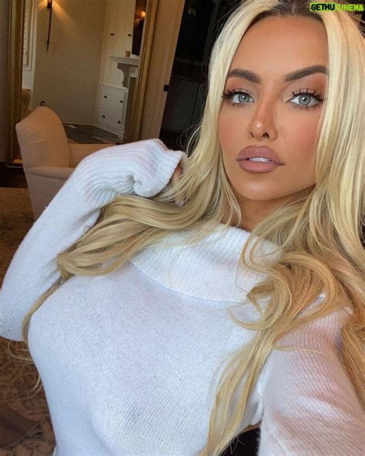 Lindsey Pelas in an Instagram selfie as seen in December 2017