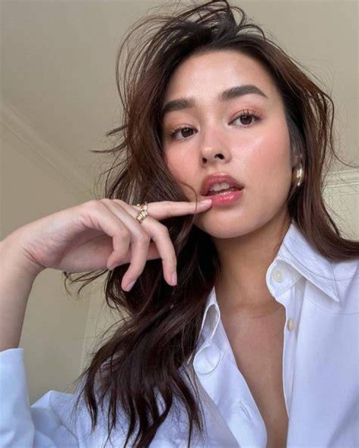 Liza Soberano at the Rizal Park Visitor's Center in 2016