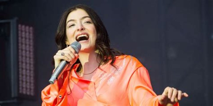 Lorde singing