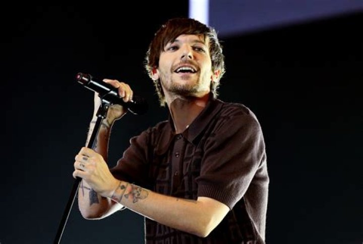 Louis Tomlinson singing