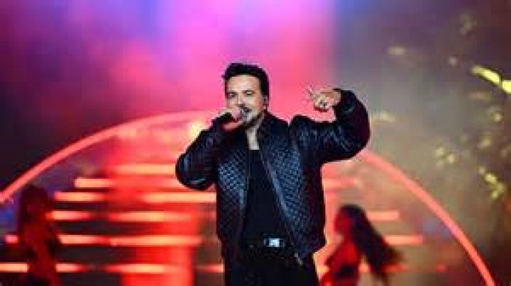 Luis Fonsi on a dance tour in October 2017