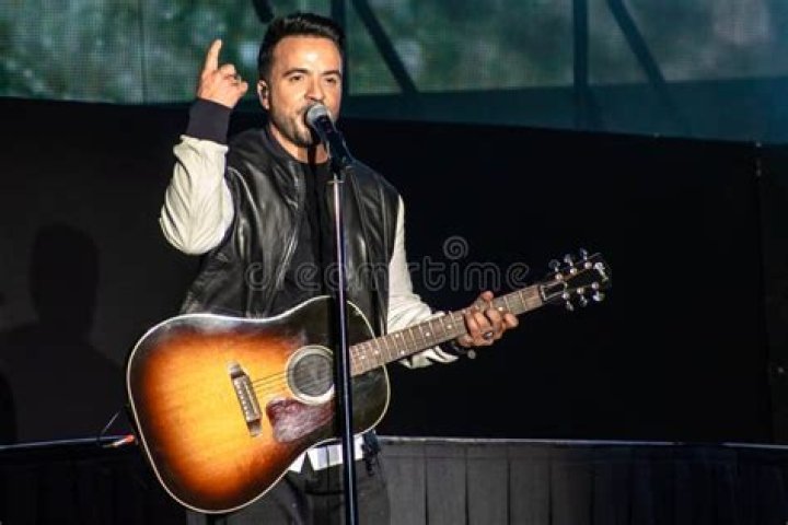 Luis Fonsi singing at Nobel Peace Prize in Oslo in December 2009