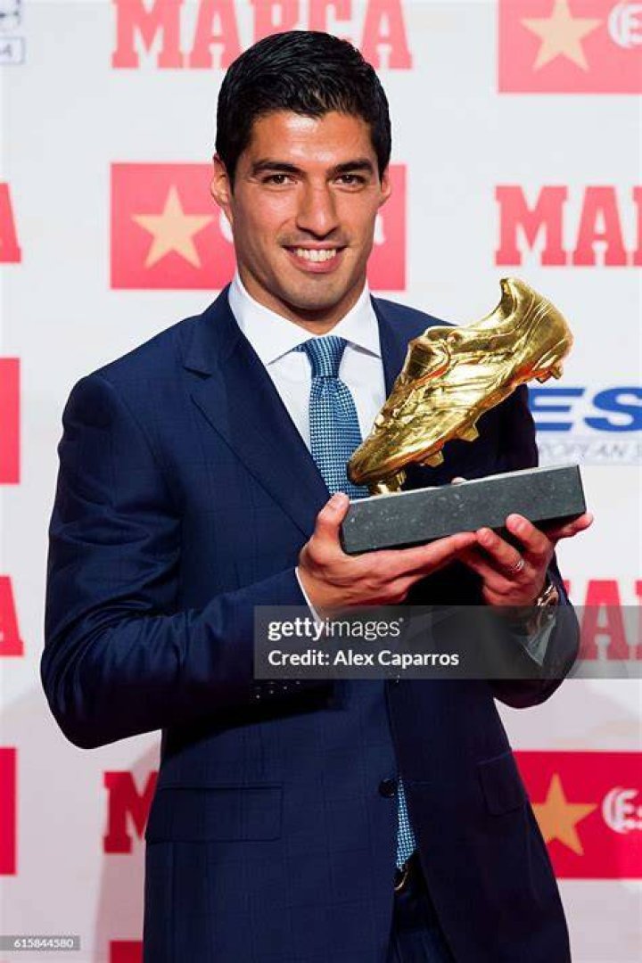Luis Suarez holding the Golden Boot Trophy for the best European goal scorer with his sweetheart Sofia on October 15, 2014 in Barcelona, Spain
