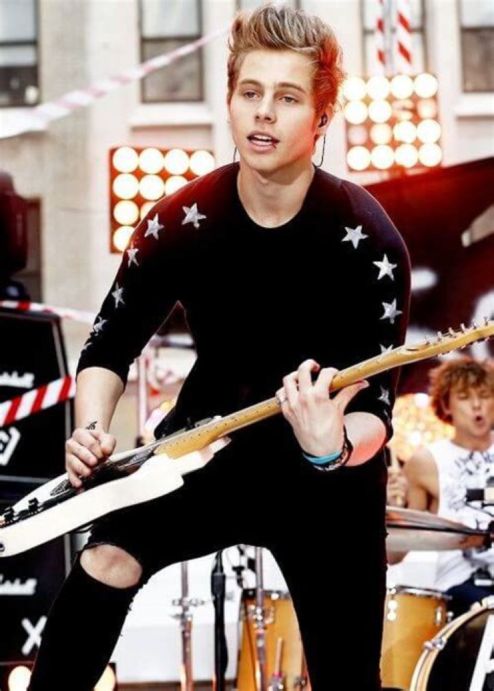 Luke Hemmings while giving a performance