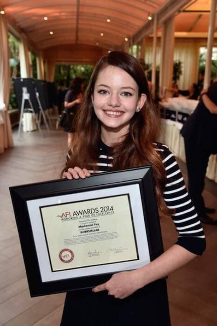Mackenzie Foy shows her certificate received for 'Interstellar' at the 15th Annual AFI Awards in 2014