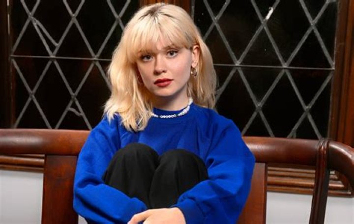 Maisie Peters posing for a picture in Los Angeles, California in September 2021