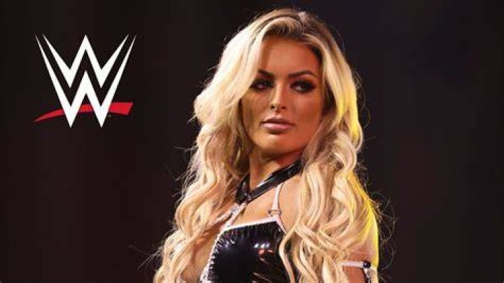 Mandy Rose promoting FashionNova in a selfie in March 2018