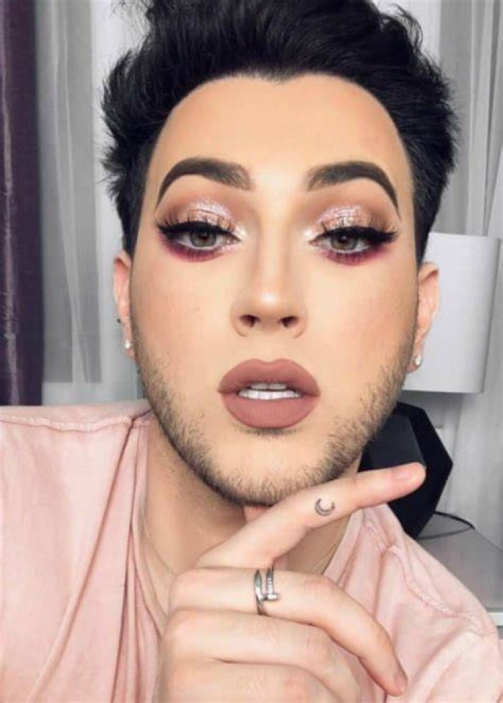 Manny MUA in a selfie as seen in March 2018