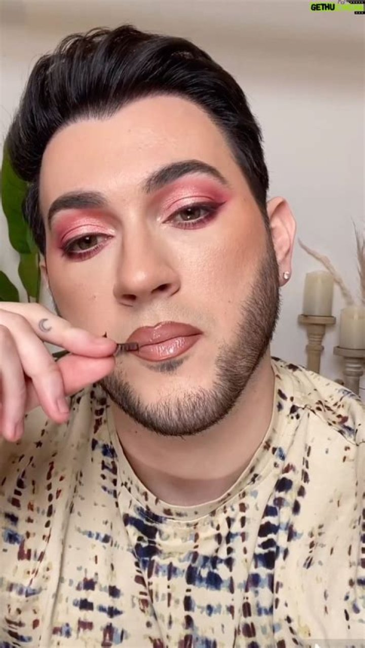 Manny MUA in an Instagram selfie as seen in March 2018