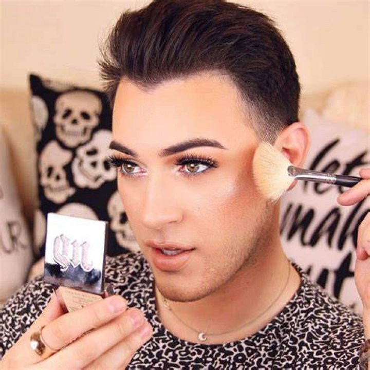 Manny MUA promoting Urban Decay Cosmetics in a selfie in February 2018