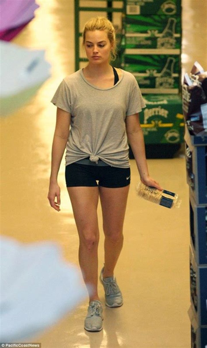 Margot Robbie working out