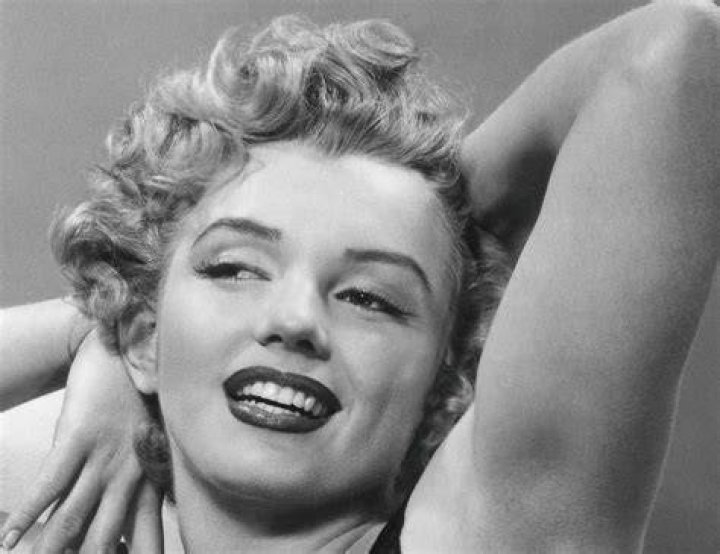 Marilyn Monroe doing dumbbell chest press