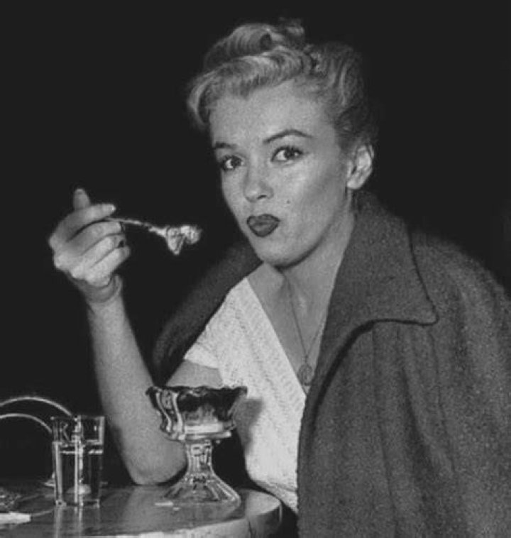 Marilyn Monroe eating her beloved ice-cream