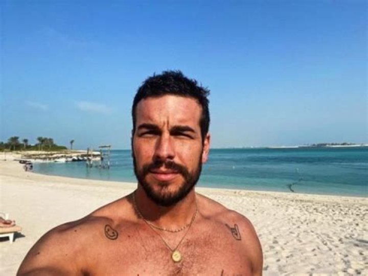Mario Casas as seen while smiling for the camera at the TVE show 'Lo siguiente' in 2018