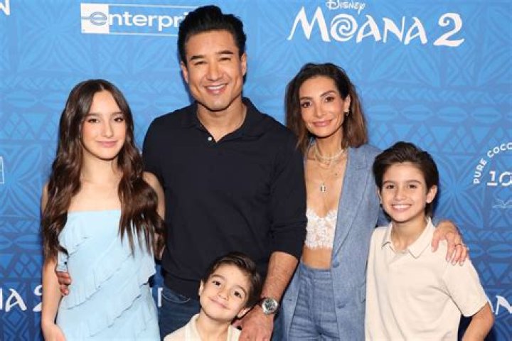 Mario Lopez with his family