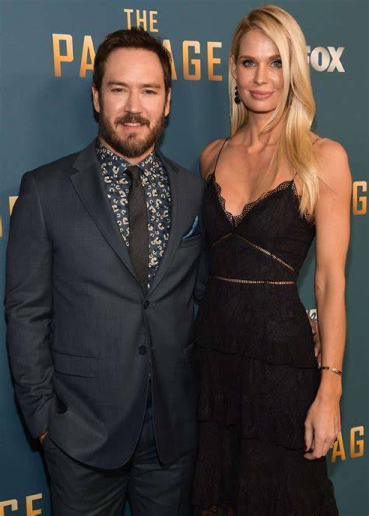Mark-Paul Gosselaar and Catriona McGinn in a selfie in November 2016