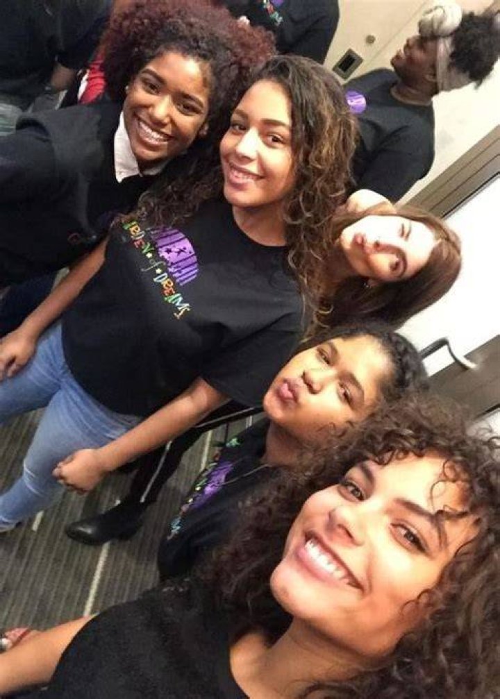 Marquita posing with girls from the Garden of Dreams foundation in 2017