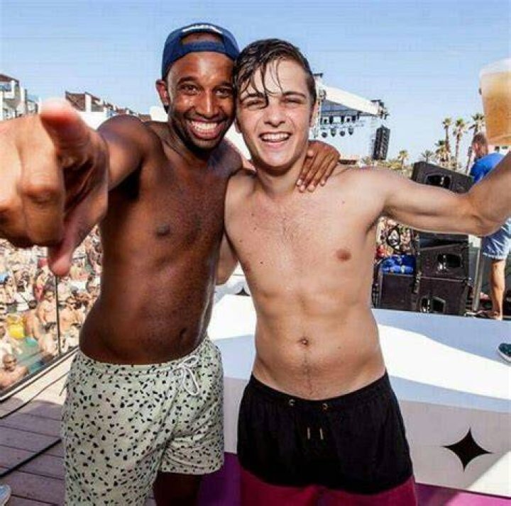 Martin Garrix shirtless body
