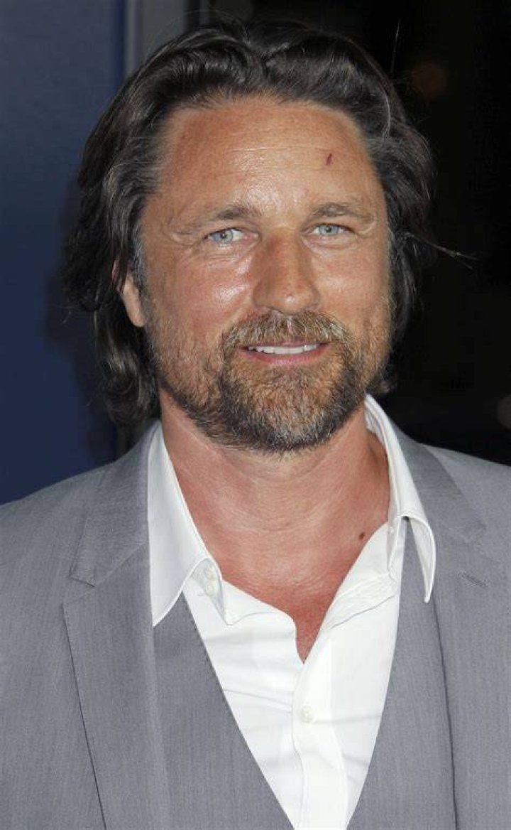 Martin Henderson (Left) in a selfie with his friend in Malibu, California in January 2019