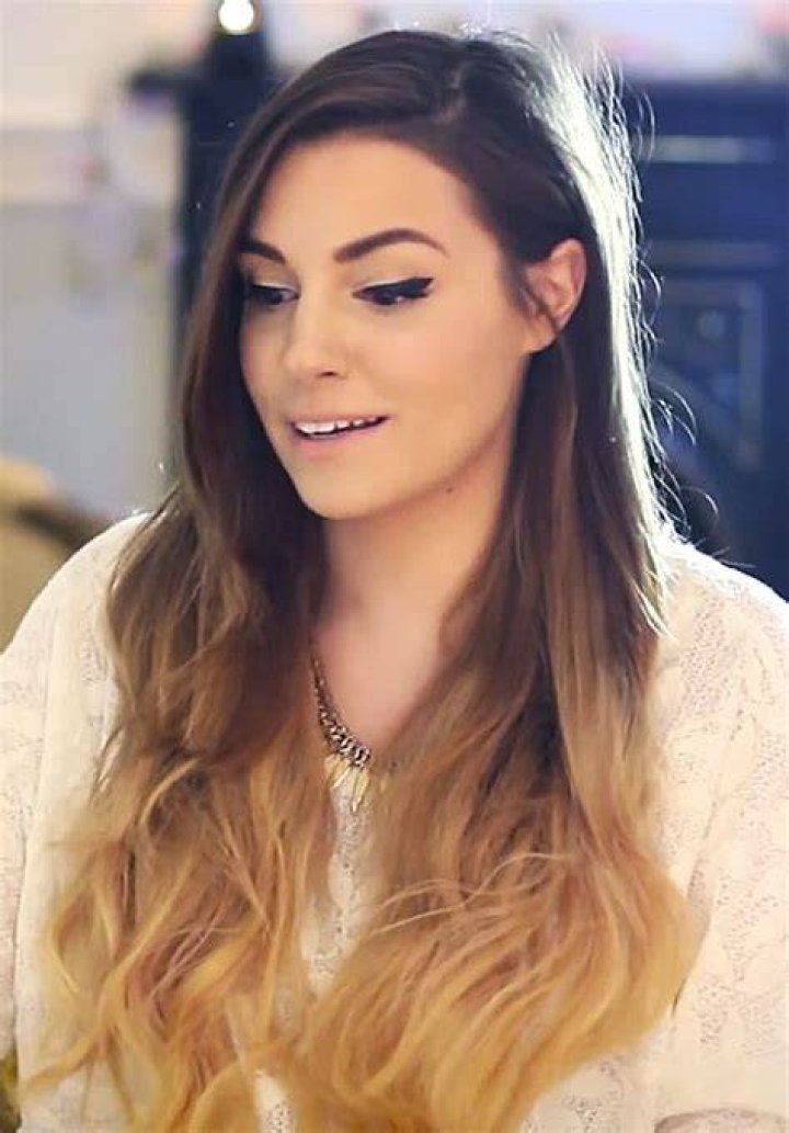 Marzia Bisognin showing her white dress in a social media picture