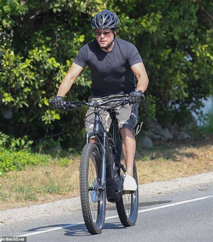 Matt Damon cycling