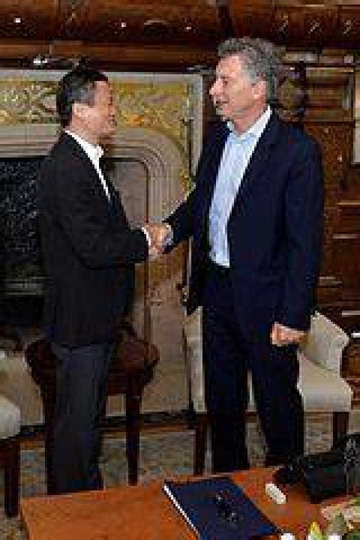 Mauricio Macri and Jack Ma at Casa Rosada in 2017