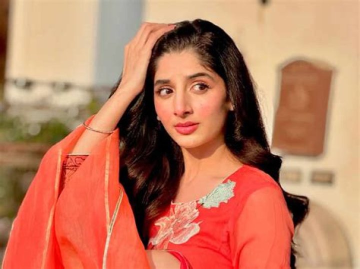Mawra Hocane posing for the camera in Islamabad, Pakistan in November 2021