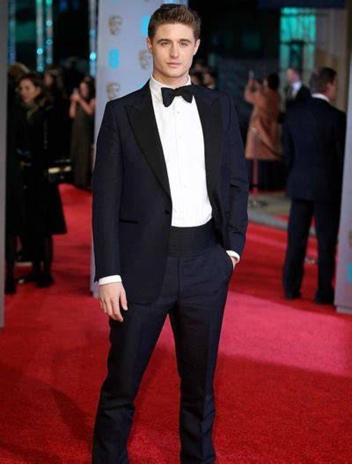 Max Irons height weight body statistics