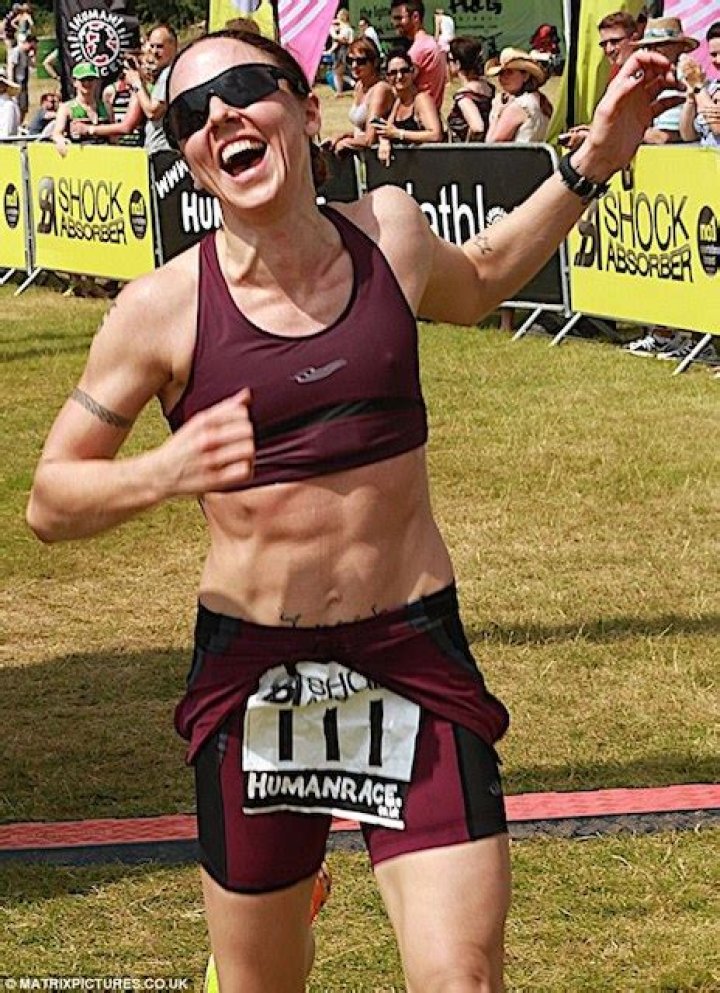 Melanie Chisholm six packs abs.