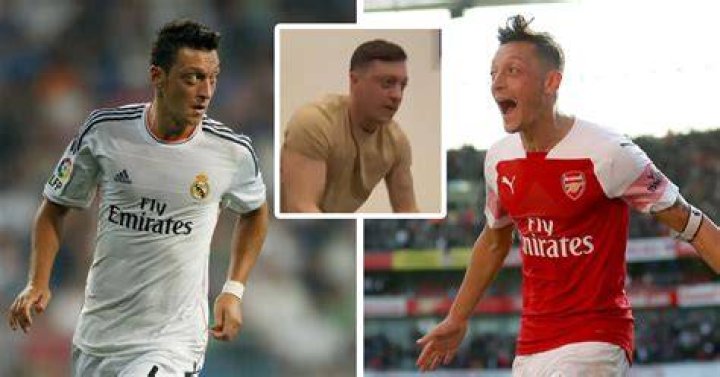 Mesut &Ouml;zil shows off his ripped shirtless body after a friendly match for German national team in 2013