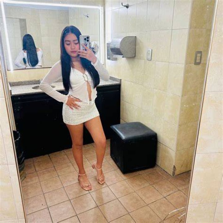 Mia Rodriguez clicking a mirror selfie in December 2019