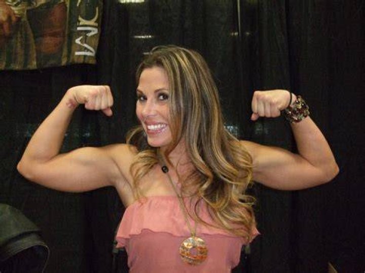 Mickie James showing her muscles in a selfie at Crunch Fitness-West End in June 2016
