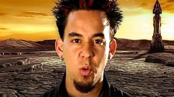 Mike Shinoda of Linkin Park giving a performance in August 2008