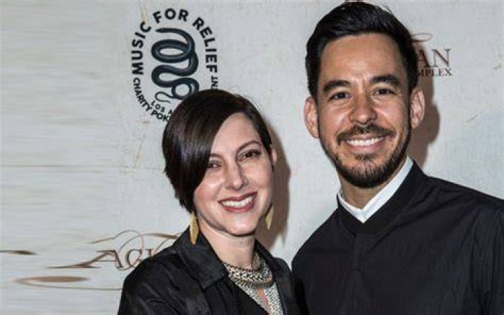 Mike Shinoda wishing Anna Hillinger Happy Birthday in November 2017