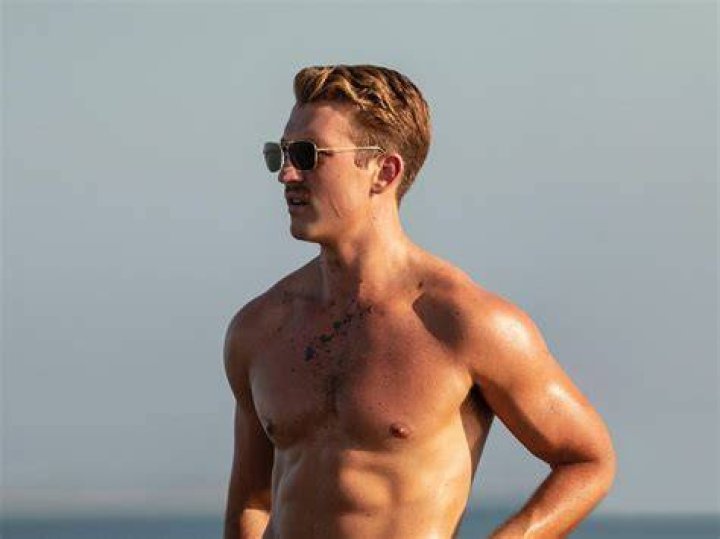 Miles Teller shoulder workout