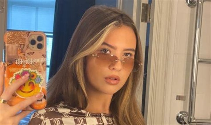 Mimi Webb sharing her selfie in September 2021
