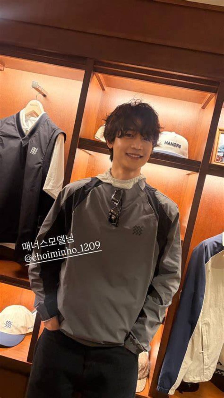 Minho at a store opening event in November 2015